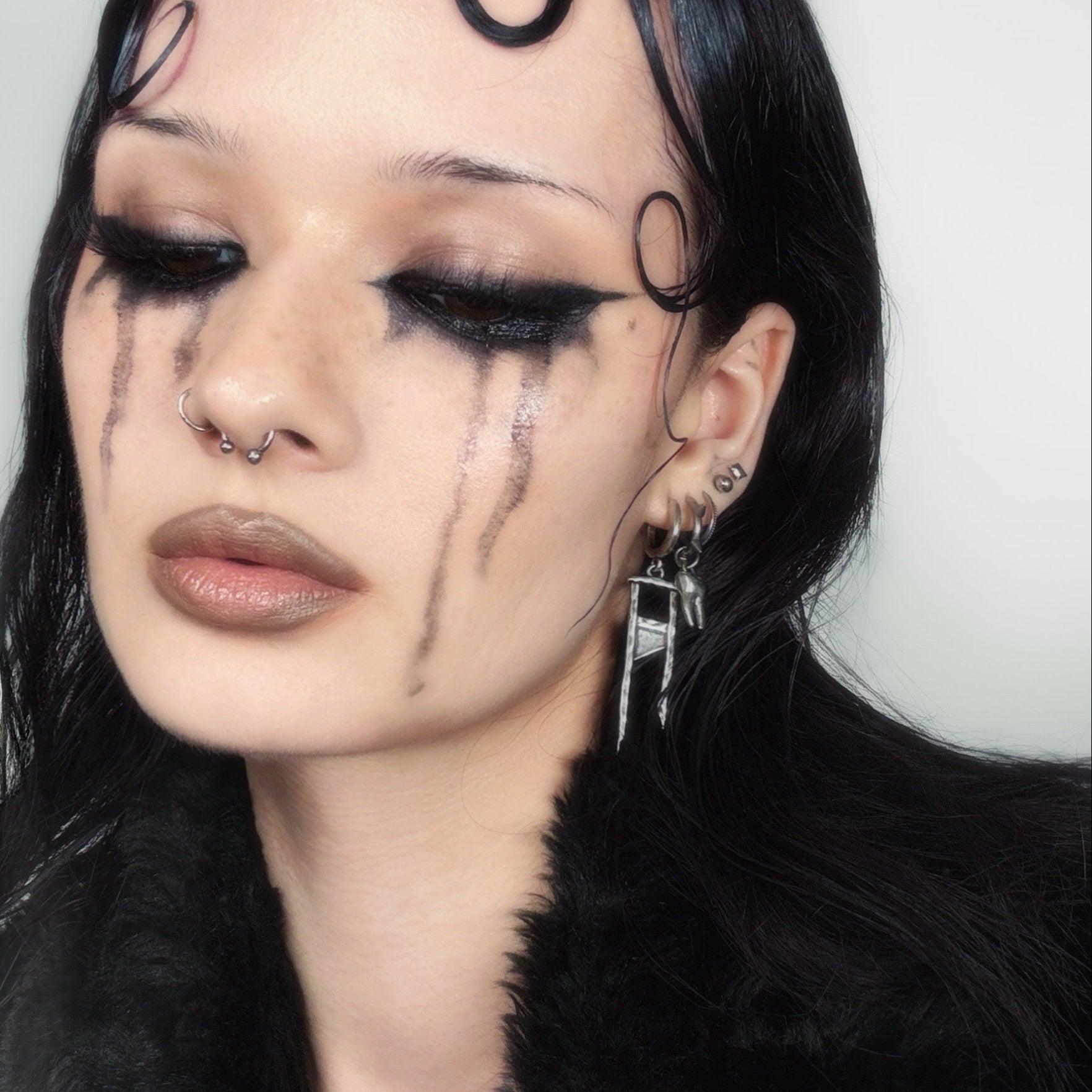 CHIC GUILLOTINE EARRINGS